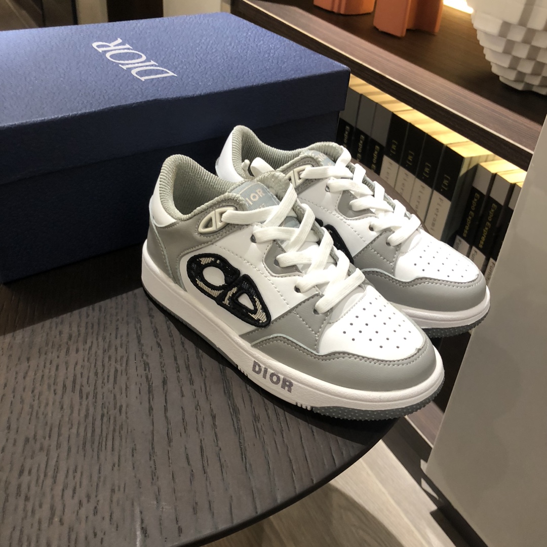 Children's shoes child